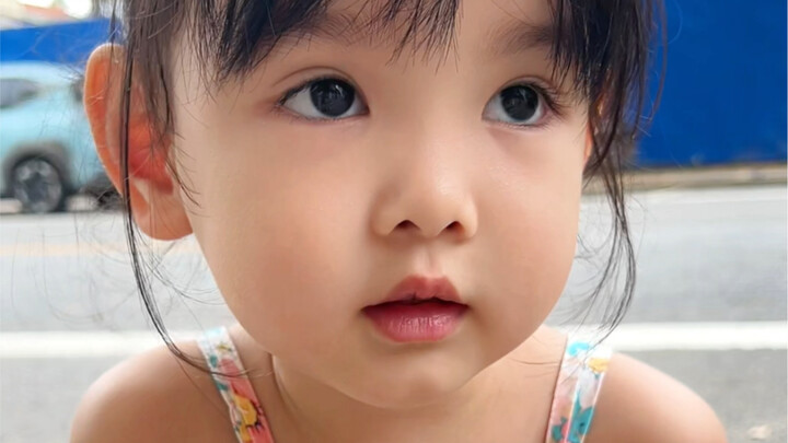 يبدو أنها القائدة تتفقد حالة الموظفين المصابين～