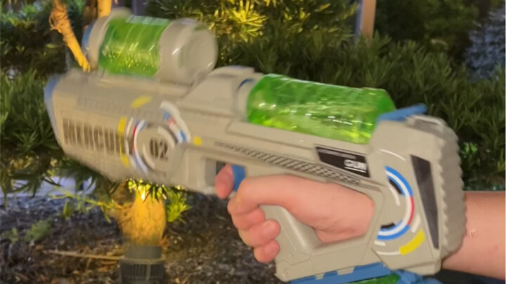 Teman baik, kalau aku nge-tag kamu, kamu pasti bakal beliin aku pistol air yang nyala di gelap ini, 