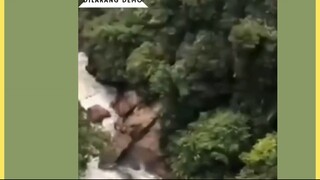 Sebuah video viral menampilkan seorang public figure Malaysia, Redha Rozlan, melompat dari jurang se