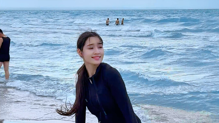 على خلفية السماء الزرقاء والبحر الواسع، تحلّق طيور الهونغ يان اليوم عاليًا بجناحين مفتوحين!