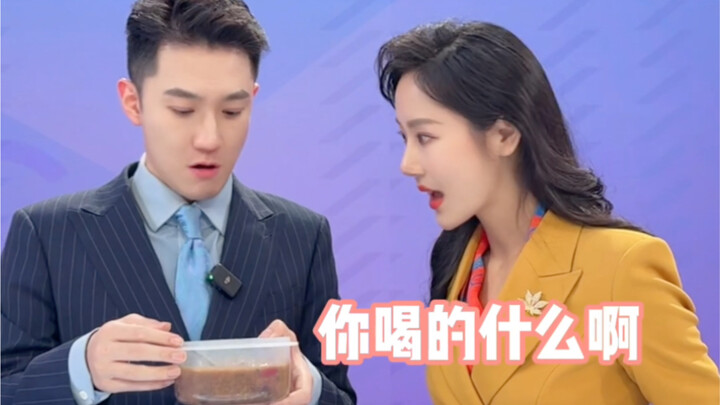 Acaranya segera dimulai... Pembawa acara pria membawa ini ke atas meja...