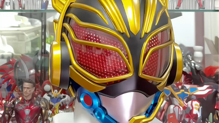 Pernahkah kalian melihat helm Kamen Rider Nako yang bisa berubah bentuk?