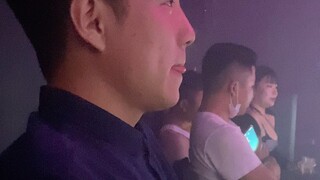 Anh trai tôi đã ở tù mười lăm năm. Sau khi được thả, anh ấy được tổ chức tiệc chào mừng. Tại sao anh