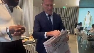 The newspaper tearing magic left the audience dumbfounded. Who can figure out what is going on?