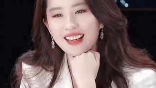 "刘亦菲 之所以路人缘那么好，可能就是不随波逐流不跟风吧，因为他就是美貌的天花板