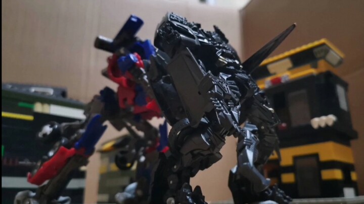 [Stop-motion animation] A passerby turns into a plane and takes off? Why do the Autobots retreat so 