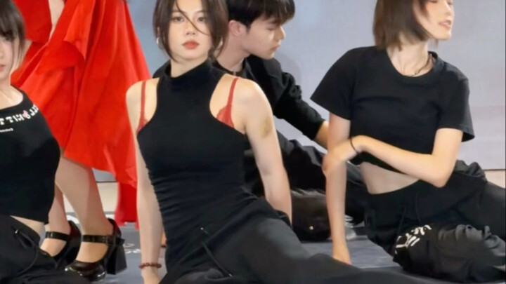 Nhảy solo kèm vũ công phụ cũng coi như đã nhảy solo rồi, chúc thầy Hướng tốt nghiệp vui vẻ!