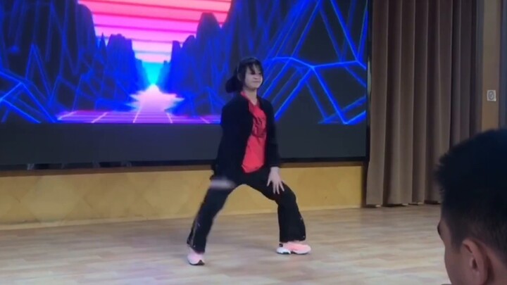 【Girls】Thành viên Vina cover "Lucky Strike" của Seulgi "Video tập luyện ở trường lúc 16 tuổi"