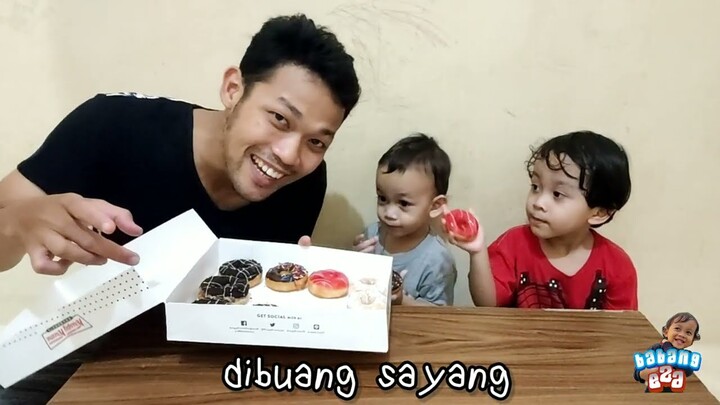 REVIEW JUJUR KRISPY KREME DOUGHNUTS (BABANG EZA DAN ENDI)