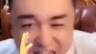 可爱的南蛮大布振振有词地向你展示手势舞