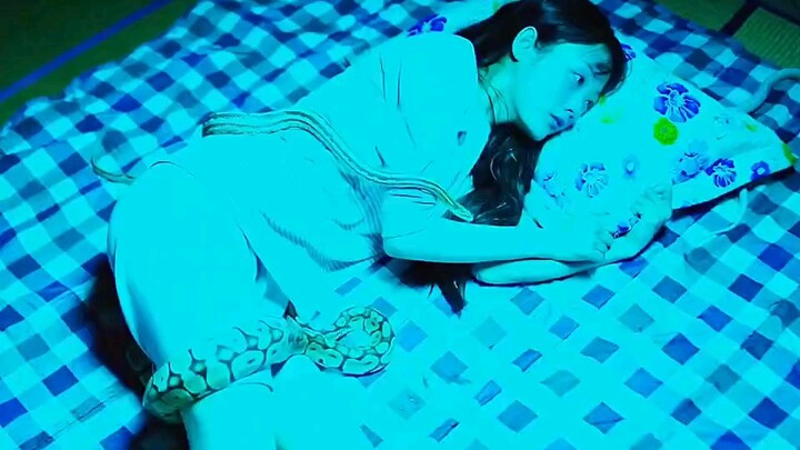 เด็กหญิงนอนกับงูมาสิบปี