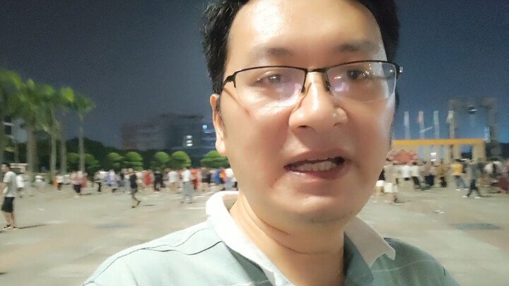 بمجرد انتهاء دوام موظفي فوكسكون، يهرعون إلى ساحة لونغهوا، اتضح أن هناك الكثير من الفتيات يقمن ببث مب