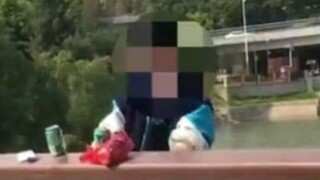 Seorang pria melompat ke sungai setelah terlalu stres dan berkata, "Jangan simpan sampah seperti say