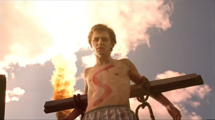 “Smallville” — serial drama Amerika yang menjadi tonggak awal dua puluh tahun lalu, di mana Superman