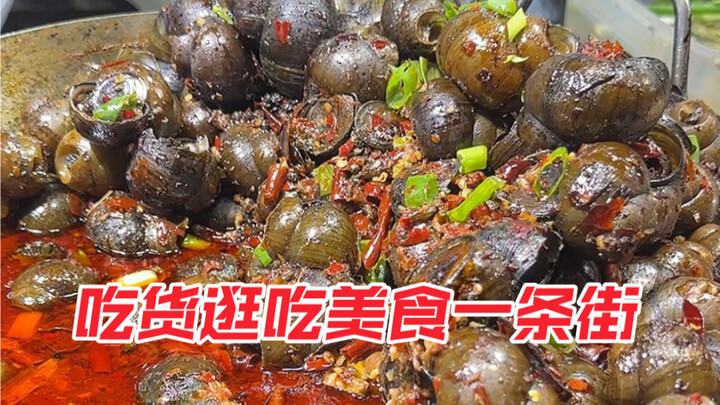 Kerang besar ini... celupkan sampai benar-benar berbalut kuah, lalu gigit sekali—sungguh nikmat luar