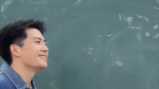 大学男老师上课被吐槽太邋遢，于是在开学的一节课上老师打扮帅气闪亮登场 #颜值和实力并存 #老师和学生的日常