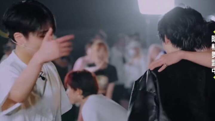 يا للهول، هذه الفقرات من الرقص العشوائي جعلتني معجبًا جدًا! لا عجب أنهم الإخوة الأصغر لـ ITZY وStray