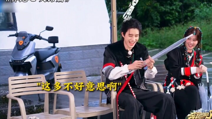 هذا النَّفَس الشِّعري في كلام الشاي، أوروي بنغ وبَاي لو يُضفيان تأثيرًا مسرحيًا رائعًا!