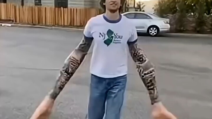 بدأ ساكاوا يُطلِق المزحات والمقاطع المضحكة.