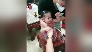 Vào thì dễ mà ra thì khó 🤣 Cười đau bụng embe baby girls vuinhon minnie