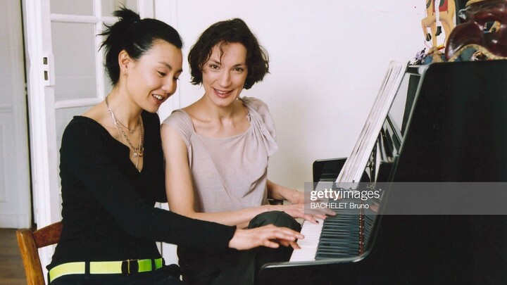 A hidden gem from the music scene: Maggie Cheung’s French song “Hélas” is surprisingly beautiful.