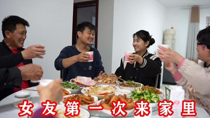 Ibu A Bing secara resmi bertemu dengan pacarnya, lalu mengeluarkan sebuah amplop merah besar. Pacarn