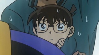 Conan in Heiji's arms is so cute!