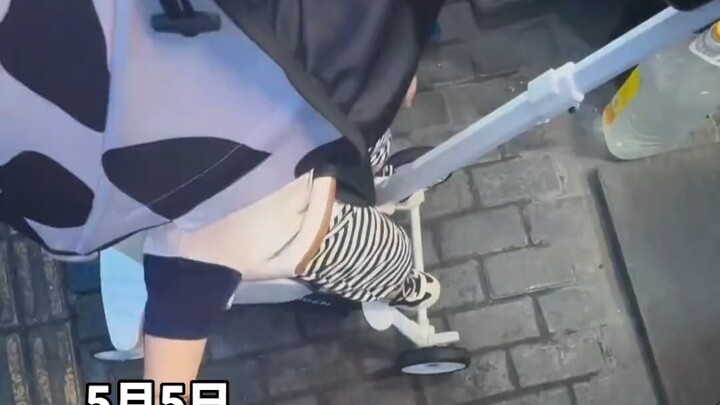 امرأة تقف في الطابور لشراء الطعام، فتأخذها طفلة غريبة بقوة من يدها، وبعد أن تمسك بيدها تبدأ بهز ساقي