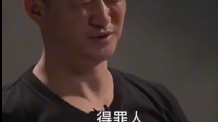 Cảnh kinh điển khi Ngô Kinh trả lời lạc đề: Giao tiếp vẫn toàn rào cản, khả năng phản thẩm vấn của l