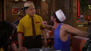 [2 Broke Girls] Han thực sự đã chuyển từ vị trí ông chủ sang làm bồi bàn!