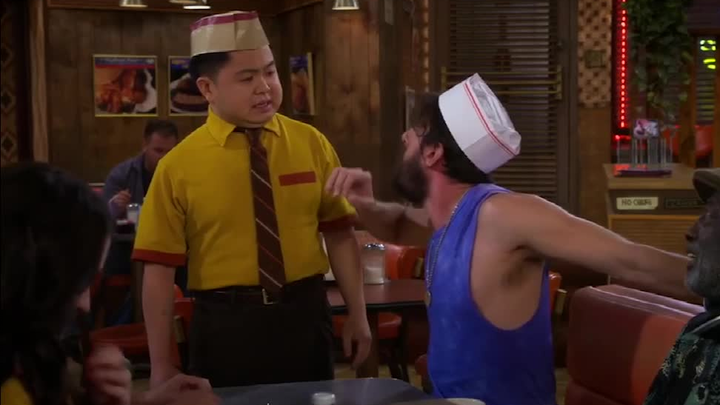 [2 Broke Girls] Han thực sự đã chuyển từ vị trí ông chủ sang làm bồi bàn!