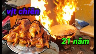 Vịt chiên chảo chị Mười vui tính 21 năm núp hẻm ở Sài Gòn