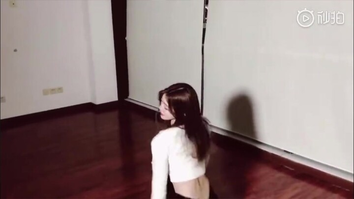 She debuted under Yuehua? Her pre-debut video was actually like this? That long-legged beauty, I'd g