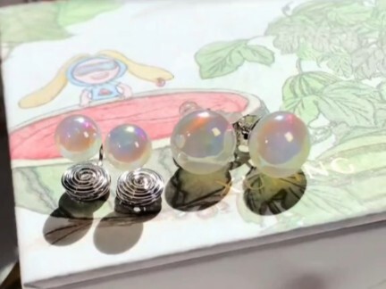 Anh ấy bán không chỉ là trang sức, mà còn là một niềm hy vọng!