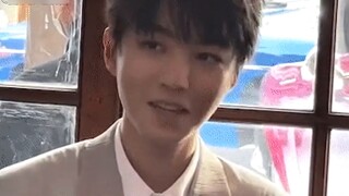 แฟนรู้วิธีทำให้ไอดอลอับอาย Jiang Long ถูกตบหน้าขณะกวาดอาคาร
