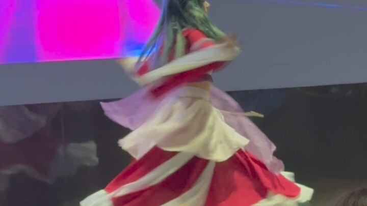 رقصتُ كامل أغنية "رقصة القطط تحت ضوء القمر" في معرض المانغا الصغير بالمدرسة.