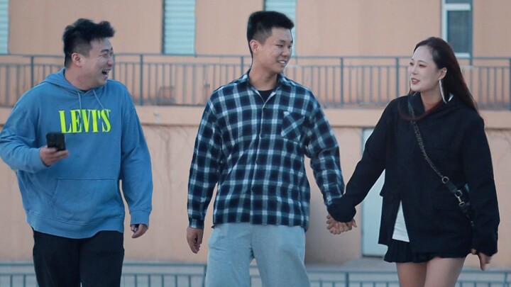 สิ่งมีชีวิตอะไรที่มีสองหัว สามมือ และสี่ขา? เมื่อหนุ่มๆ รู้คำตอบก็หัวเราะจนปากแทบไม่หุบ