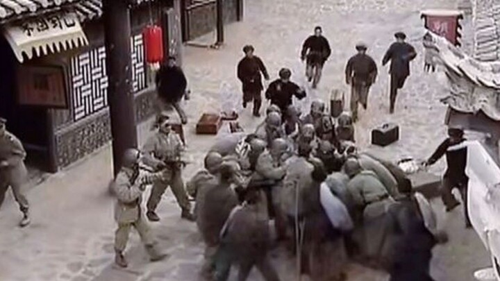 Binh lính lại ra giữa phố giành nhau ăn bánh bao! Khi nhìn thấy cảnh tượng trước mắt, lão Tưởng biết