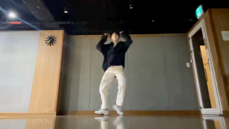Li Cai menampilkan tarian ruang latihan yang segar
