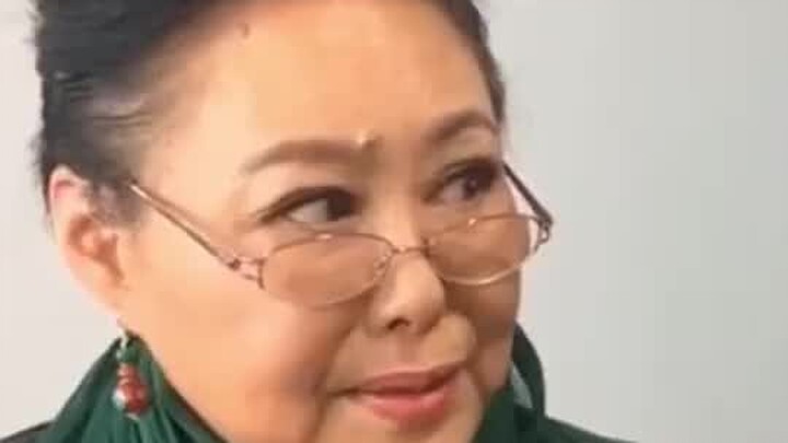 อาจารย์ซือฉินเกาวา ท่านนี้ใจกว้างจริงๆ เล่นมุกของตัวเองซะแล้ว ฮ่าฮ่าฮ่า