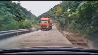 这大货车来的太猛了，把视频车吓惨了！