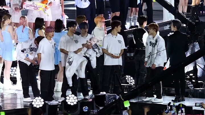 Sau khi concert kết thúc, fan hò reo tên NCT, các thành viên lần lượt lộ biểu cảm vừa ngỡ ngàng vừa 
