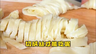 Bốn mươi đến năm mươi cân sữa tươi mới có thể làm ra một cân bơ. Hôm nay mình sẽ làm bánh cuộn bơ và