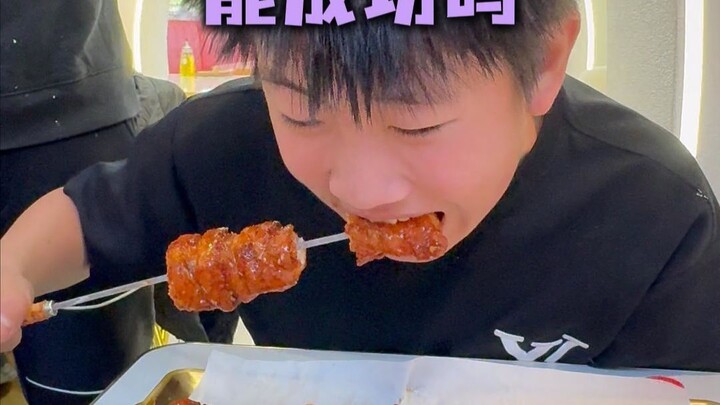 น้องชายตัวเล็กจะทำสำเร็จไหมกับการท้าทายเสียบไม้ใหญ่ 3 อัน?