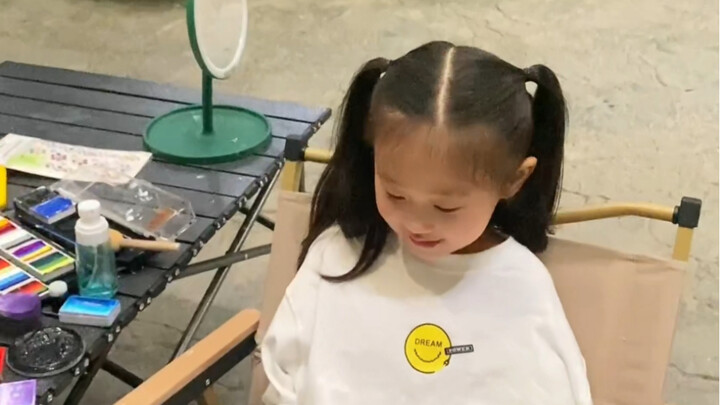 Little sister won’t go home until she finishes drawing!