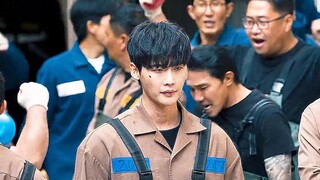 دخل الشاب السجن ظلماً، وكان يخطط للتخلص من نفسه عن طريق إثارة غضب زعيم السجن، لكنه لم يتوقع أنه سيصب