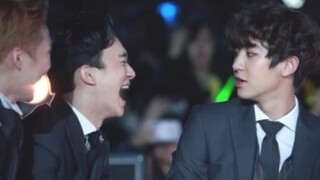 [EXO] ساعدوني متى سأتوقف عن الضحك عندما أشاهد هذا، هاهاها..