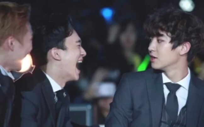 [EXO] ساعدوني متى سأتوقف عن الضحك عندما أشاهد هذا، هاهاها..