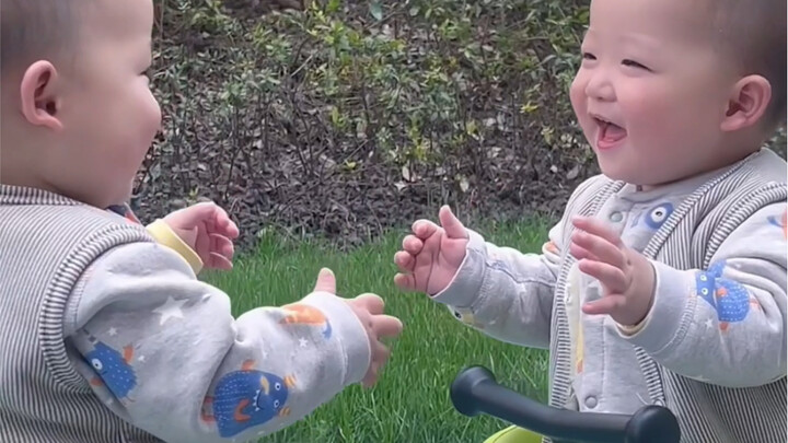 พวกคุณสองคนอย่าทำแบบนี้บ่อยๆ เดี๋ยวจะทำให้คนเข้าใจผิดว่ากำลังส่องกระจกอยู่นะ!!