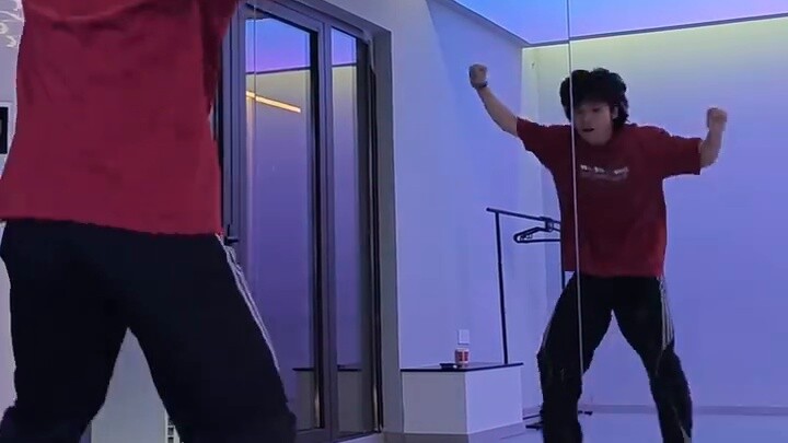 การสอนแบบสโลว์โมชั่นของ Akane ใน "Dance One Project"